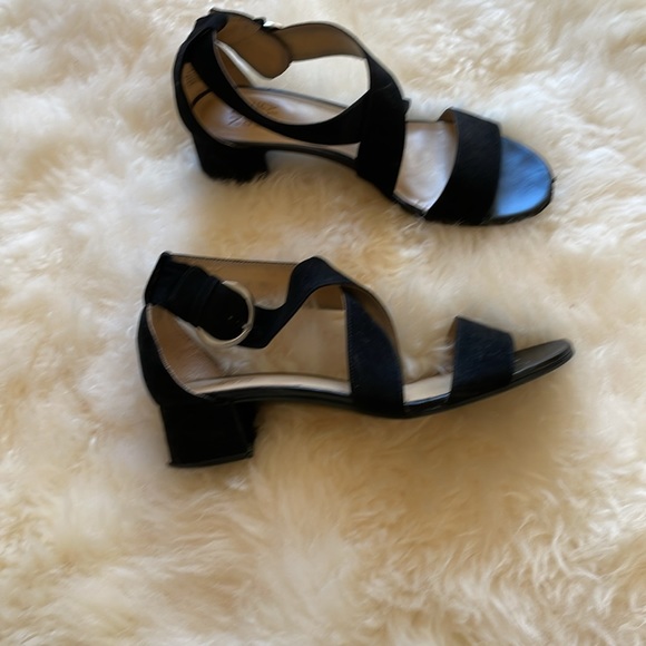 Naturalizer Sandal Block Heel. Black suede.Size 9m. - Picture 3 of 6